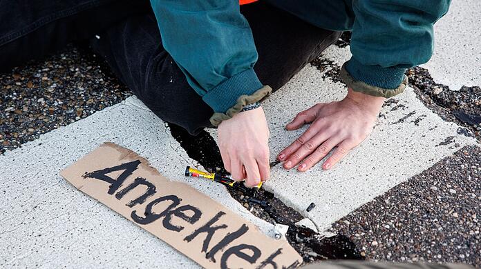 Aktivisten der Gruppe "Die letzte Generation" drohen mit Autobahnblockaden. (Symbolbild)