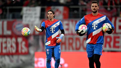 Münchens Torhüter Yann Sommer (l) und Sven Ulreich wärmen sich auf.