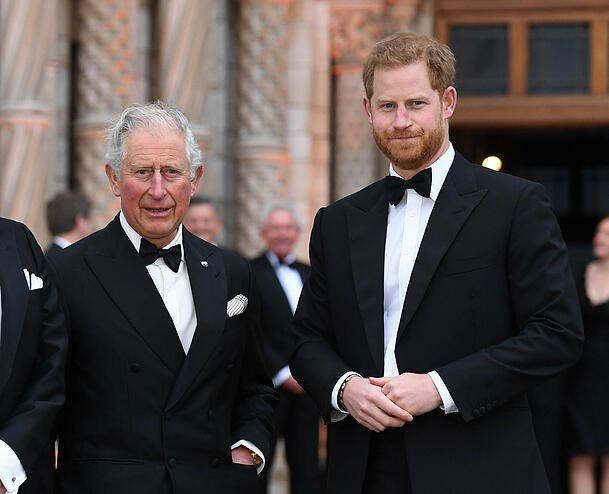Noch zerstritten: Doch könnte eine Versöhnung zwischen Charles (li.) und Harry auch Meghans Image retten? Noch zerstritten: Doch könnte eine Versöhnung zwischen Charles (li.) und Harry auch Meghans Image retten?