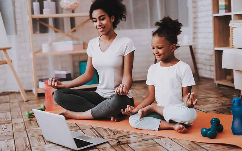 Sie m&uuml;ssen allerdings nicht gleich einen Kurs f&uuml;r Ihren Nachwuchs buchen. Kinderyoga k&ouml;nnen Sie auch ganz leicht im heimischen Wohnzimmer mit YouTube-Videos &uuml;ben. Zwar ist die Auswahl nicht so gro&szlig;, wie es f&uuml;r Erwachsene der Fall ist, doch f&uuml;r den Anfang ist es allemal ausreichend.