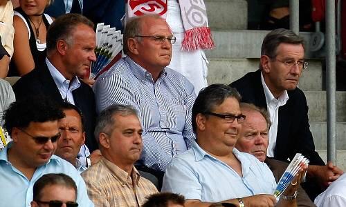 Depression unter Karnevalisten: Die Bayern-Bosse Rummenigge, Hoeneß und Hopfner auf der Tribüne des Mainzer Bruchwegstadions.