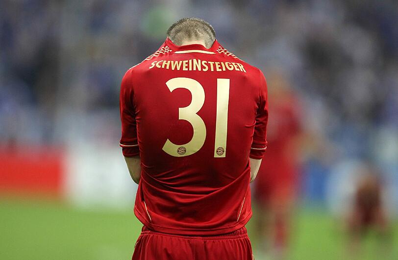 Nach dem verschossenen Elfmeter vergräbt Bastian Schweinsteiger den Kopf in seinem Trikot. Er ist fassungslos.