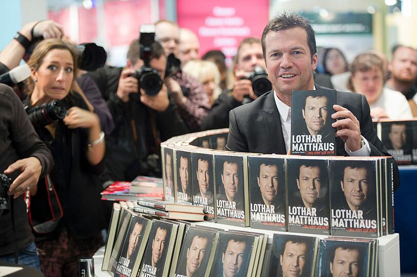 Rekordnationalspieler Lothar Matthäus hat am Donnerstag auf der Buchmesse seine Autobiografie &bdquo;Ganz oder gar nicht&ldquo; vorgestellt. Die Bilder aus Frankfurt.