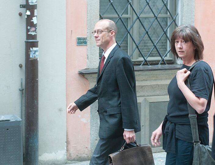 Sie bekam eine Bewährungsstrafe: Ex-Wirtin Heidi A. mit ihrem Anwalt auf dem Weg ins Gericht.