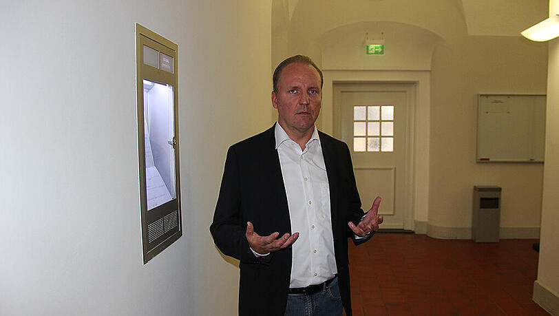Fordert Schmerzensgeld: Michael S. im Flur des Oberlandesgerichts. Fordert Schmerzensgeld: Michael S. im Flur des Oberlandesgerichts.
