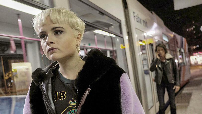"Tatort: Leonessa": Vanessa (Lena Urzendowsky) wird bei einer ihrer nächtlichen Unternehmungen von Lena Odenthal beobachtet "Tatort: Leonessa": Vanessa (Lena Urzendowsky) wird bei einer ihrer nächtlichen Unternehmungen von Lena Odenthal beobachtet