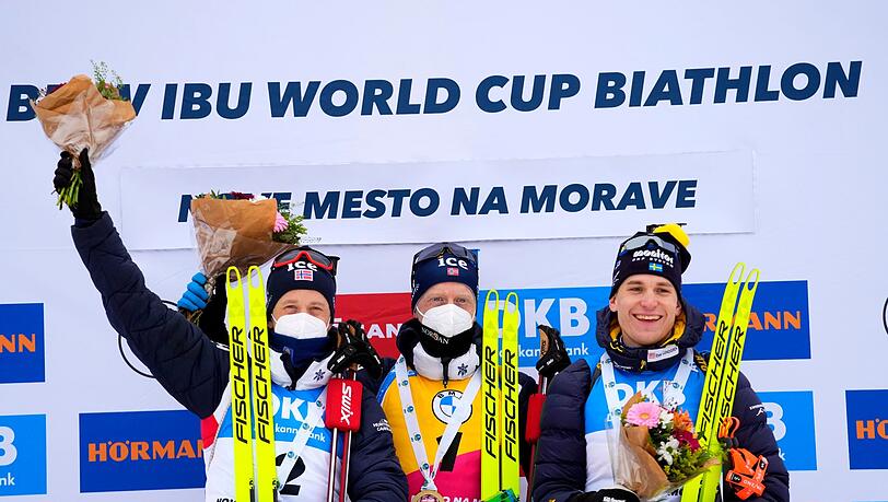 Tarjei Bö (l) und Johannes Thingnes Bö waren mit Masken bei der Siegerehrung.
