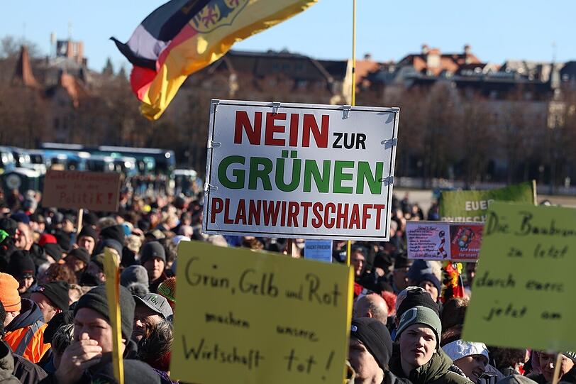 Mit grüner Landwirtschaftspolitik sind die Demonstranten auf der Theresienwiese nicht zufrieden.
