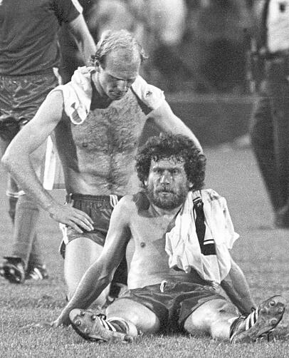 Leere Blicke, Köpfe voller Frust: Dieter Hoeneß (links) und Paul Breitner sitzen nach dem Landesmeister-Cupfinale auf dem Rotterdamer Rasen. Auf ihren Schultern liegen Trikots der Gegner von Aston Villa, die sich in den Bayern-Dressen den Pokal abholen.  Fotos: imago