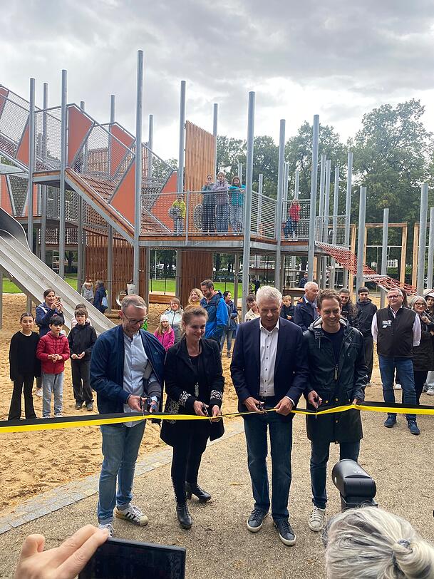 Baureferentin Jeanne-Marie Ehbauer und OB Dieter Reiter (Mitte) eröffnen den Spielplatz offiziell.