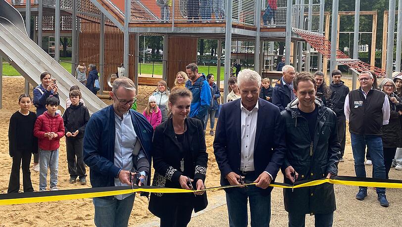 Baureferentin Jeanne-Marie Ehbauer und OB Dieter Reiter (Mitte) eröffnen den Spielplatz offiziell.