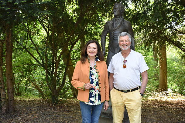 Moderatorin Uschi Dämmrich von Luttitz und Autor Fritz Fenzl wandern bereits seit Jahrzehnten gemeinsam auf sogenannten "Kraftortpfaden". Moderatorin Uschi Dämmrich von Luttitz und Autor Fritz Fenzl wandern bereits seit Jahrzehnten gemeinsam auf sogenannten "Kraftortpfaden".