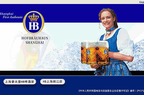 Sylvia Mützel auf einem Plakat des Hofbräuhauses in Shanghai &ndash; für dieses Foto bekam die Augsburgerin 600 Euro, jetzt will sie mehr.