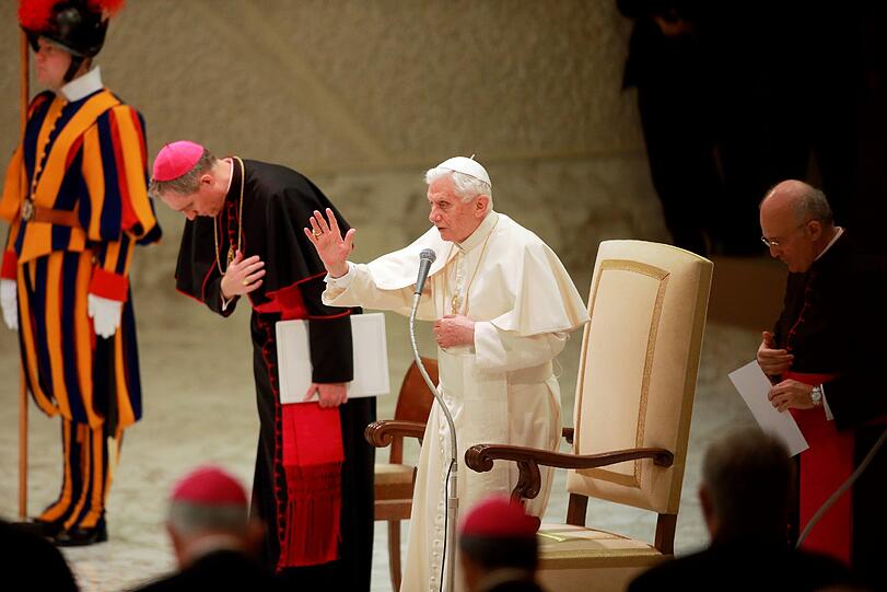 Papst Benedikt XVI. segnet in der Audienzhalle Paolo VI im Vatikan bei seiner voraussichtlich letzten Generalaudienz die Gläubigen. Es ist das erste Mal, dass sich der Pontifex nach seiner historischen Rücktrittankündigung vom Montag den Gläubigen zeigt. Die Bilder.