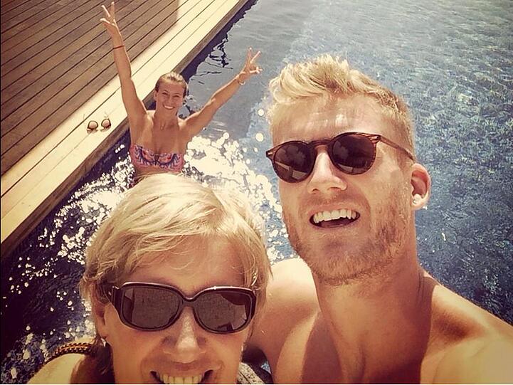 André Schürrle mit Mama und Freundin im Pool