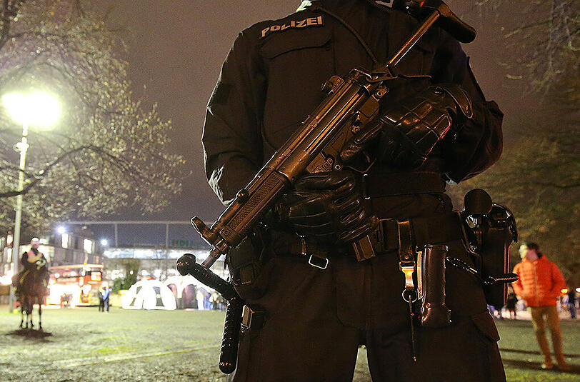 Die Polizei hat nach den Anschlägen von Paris ihre Präsenz in Hannover am Dienstag stark erhöht, in der Stadt patrouillieren zahlreiche bewaffnete Einsatzkräften mit Maschinenpistolen.