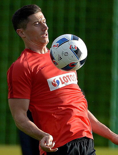 Der Torjäger ist da! Bayern-Profi Robert Lewandowski ist im EM-Trainingslager der polnischen Nationalelf angekommen. Die Bilder.