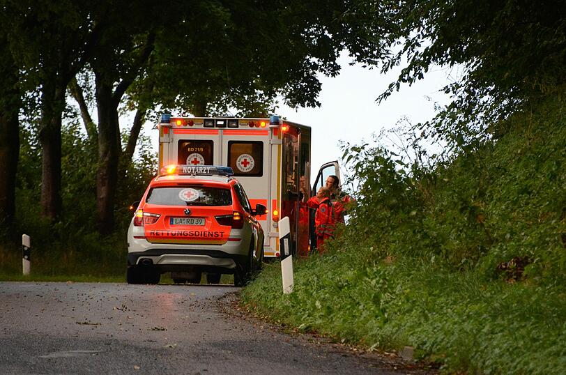 Seinen an der Schulter verletzten Kumpel versteckte er im Wald. Der MAnn wurde dann ins Krankenhaus gefahren.