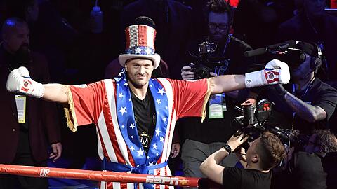 Immer für denkwürdige Auftritte gut: Der britische Box-Weltmeister Tyson Fury kommt mal im US-Kostüm, mal als König, mit Sombrero zum Ring.