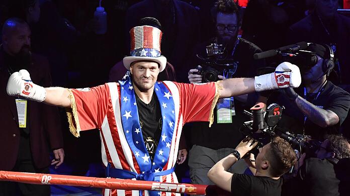 Immer für denkwürdige Auftritte gut: Der britische Box-Weltmeister Tyson Fury kommt mal im US-Kostüm, mal als König, mit Sombrero zum Ring.