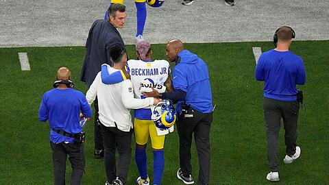Odell Beckham Jr., Wide Receiver der Los Angeles Rams, verlässt verletzt das Spielfeld.