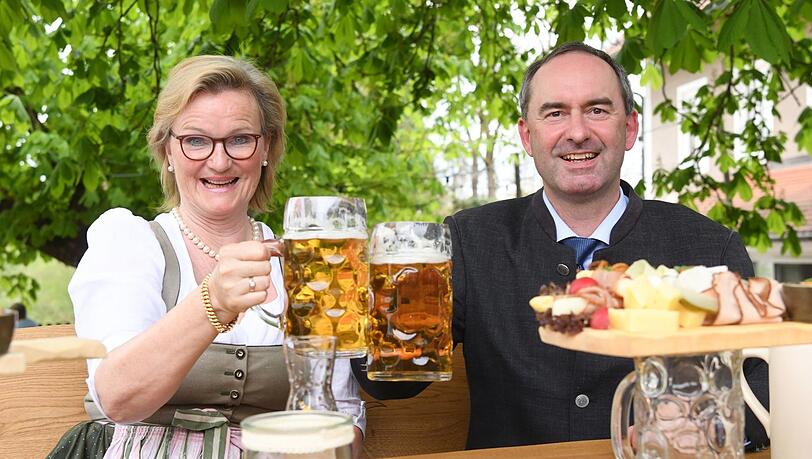 DEHOGA-Präsidentin Angela Inselkammer (l.) hier mit Bayerns Wirtschaftsminister Hubert Aiwanger. DEHOGA-Präsidentin Angela Inselkammer (l.) hier mit Bayerns Wirtschaftsminister Hubert Aiwanger.