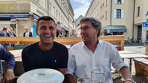 Ein paar Weißwürste auf den Aufstieg: Löwen-Trainer Michael Köllner sagte am Viktualienmarkt Ja zu seinen Sechzgern.