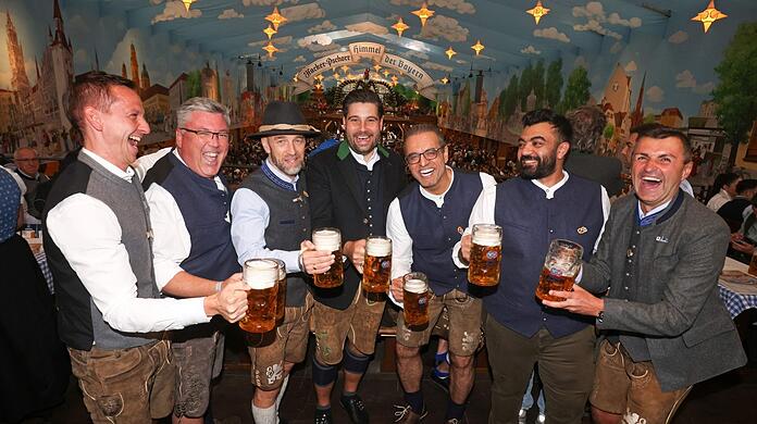 Prost, Löwen: die 1860-Bosse Marc Pfeifer (l.) und Günther Gorenzel (3.v.l.), Verwaltungsrats-Vize Sebastian Seeböck (M.), die Investorenseite um Anthony Power (3.v.r.) und Yahya Ismaik (2.v.r.).