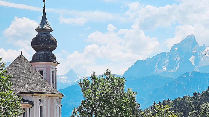 Blau-weißer Himmel und viele glückliche Menschen: Bayern liegt im "Glücksatlas" weit vorne. Im Bild zu sehen ist eines der bekanntesten Motive Berchtesgadens: die Wallfahrtskirche Maria Gern.