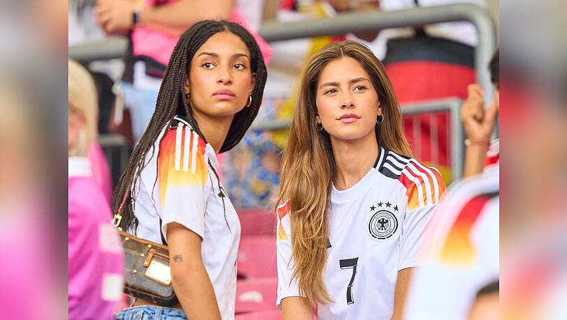 Aaliyah Mohamed, die Freundin von Florian Wirtz, und Sophia Havertz, die Frau von Kai Havertz, bei der UEFA European Championships 2024 in Stuttgart. Aaliyah Mohamed, die Freundin von Florian Wirtz, und Sophia Havertz, die Frau von Kai Havertz, bei der UEFA European Championships 2024 in Stuttgart.