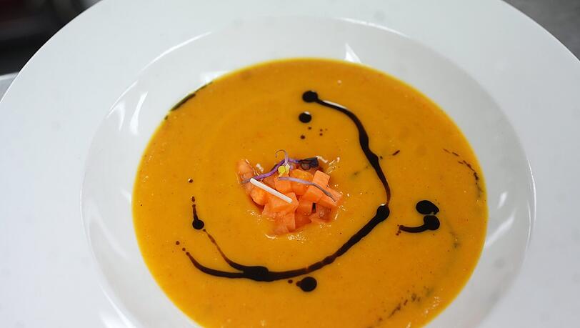 Zweiter Gang: K&uuml;rbiscr&egrave;mesuppe