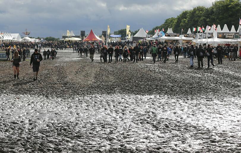 Schlammschlacht am Wochenende: Inoffiziell ist das Heavy-Metal-Spektakel seit Mittwochabend eröffnet. Die Veranstalter haben die anreisenden Metaler gebeten, sich zu gedulden. Der Matsch sorgt auf Zelt- und Parkplatz für Verzögerungen.