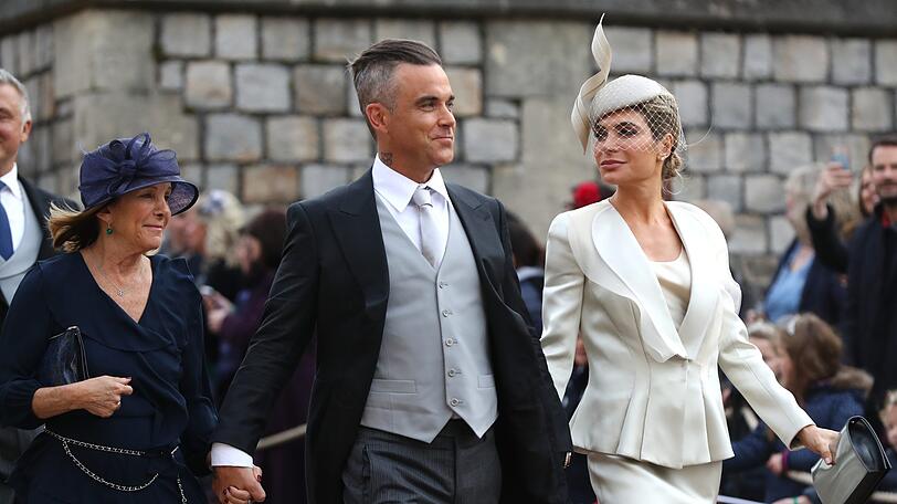 Robbie Williams, seine Frau Ayda Field (r) und seine Schwiegermutter Gwen Field (l) kommen zur Hochzeit von Prinzessin Eugenie und Jack Brooksbank an der St.-Georges-Kapelle von Schloss Windsor an.