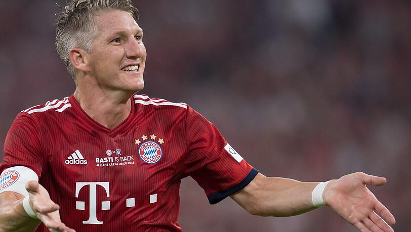 Fußballgott außer Dienst, plötzlich wieder beim Bayern-Training: Bastian Schweinsteiger. Fußballgott außer Dienst, plötzlich wieder beim Bayern-Training: Bastian Schweinsteiger.