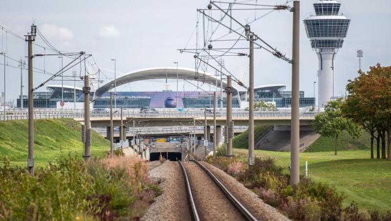 Leere Gleise der S-Bahn führen zum Flughafen München mit dem Tower im Hintergrund. Leere Gleise der S-Bahn führen zum Flughafen München mit dem Tower im Hintergrund.