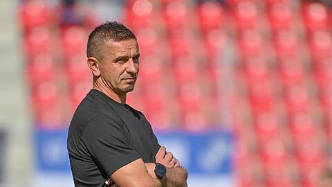 Trainer Mersad Selimbegovic von Regensburg steht vor dem Spiel im Stadion.