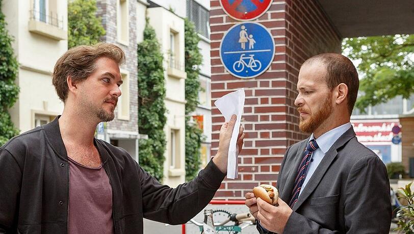 "Unter uns": Tobias (r.) erkennt, dass Davids vermeintliche Finte ein echter Notfall ist.