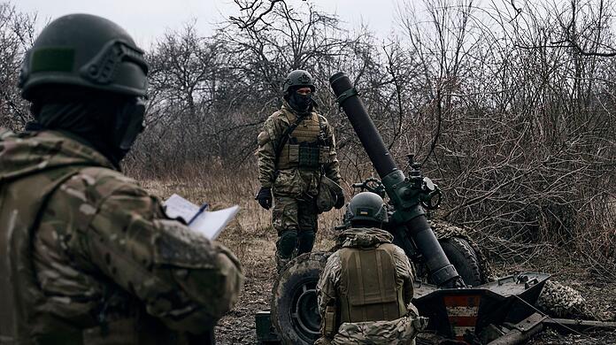 Ukrainische Soldaten bereiten sich auf das Feuer auf russische Stellungen vor.