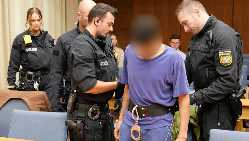 Die vier Angeklagten sollen fast 800 Menschen illegal nach Deutschland gebracht haben. Die vier Angeklagten sollen fast 800 Menschen illegal nach Deutschland gebracht haben.