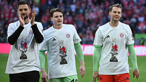 Die Titel-Keeper des FC Bayern (v.l.): Sven Ulreich, Jonas Urbig und Neuer (13).