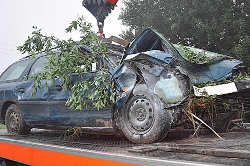 Der Unfallwagen wird abtransportiert