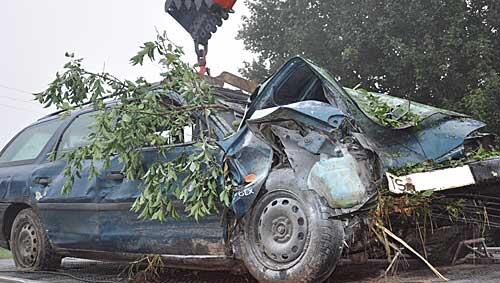 Der Unfallwagen wird abtransportiert Der Unfallwagen wird abtransportiert
