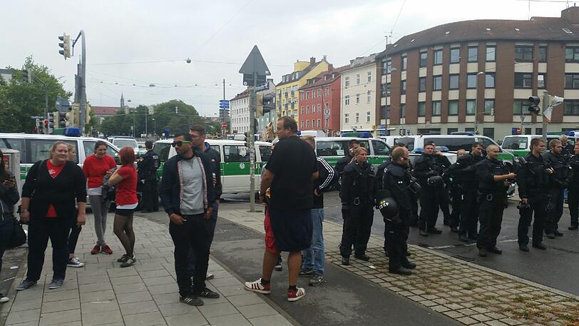 Derby-Stimmung in München: Unter Beobachtung der Polizei versammelten sich die Bayernfans am Vormittag im Tal. Vor dem Grünwalder Stadion kamen die Löwenfans dazu. Rund Tausend Polizisten sind im Einsatz.