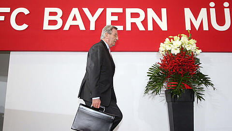 Der Mann mit der Tasche: Bayern-Präsident Karl Hopfner betritt die Bühne im Audi Dome.