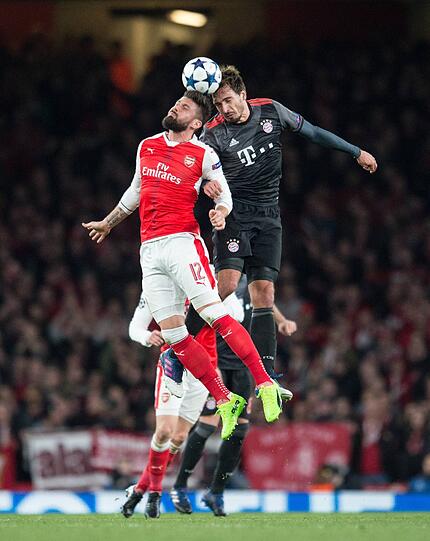 MATS HUMMELS:NOTE 3 - Ging nicht energisch genug dazwischen als Walcott zu seinen Solo vor  
dem 1:0 ansetzte. Ansonsten meist mit absoluter Kopballhoheit im  
eigenen Strafraum. Erzielte kurz nach der Pause einen Treffer &ndash; Abseits!