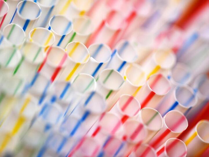 Zuletzt hatten die EU-Staaten für ein Verbot von Einwegplastik gestimmt, das zum Beispiel Strohhalme einschließt.