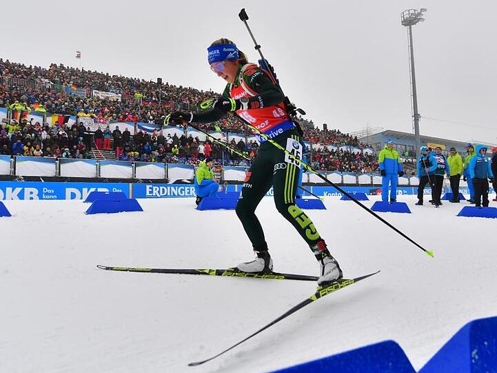 Franziska Preuß kommt als Sechste in Oberhof ins Ziel.