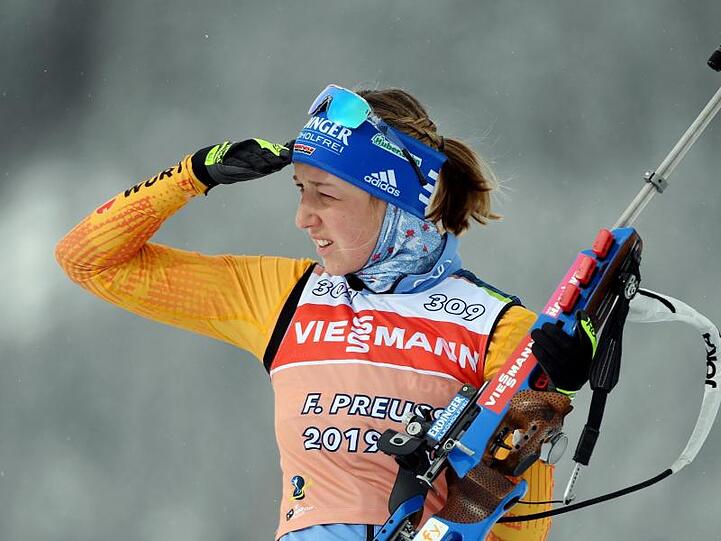 Franziska Preuß trainiert am Schießstand in Antholz. Sie ist beim Mixed Startläuferin.