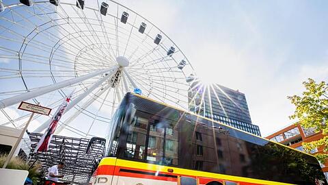 Wer sich am Riesenrad im Münchner Werksviertel gegen Covid-19 impfen lässt, darf im Anschluss kostenlos mit dem Riesenrad fahren.
