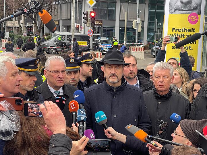 Polizeipräsident Thomas Hampel, Innenminister Joachim Herrmann (CSU), Ministerpräsident Markus Söder (CSU), Oberbürgermeister Dieter Reiter (SPD) vor der Presse, nachdem ein Mann am Donnerstagvormittag mit einem Auto in einen Demozug gefahren ist.